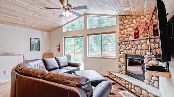 小屋 | 客厅 | 55-英寸纯平电视(配备卫星频道)、电视、壁炉