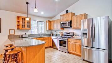 Cabin | Private kitchen | Full-size fridge, microwave, oven, stovetop