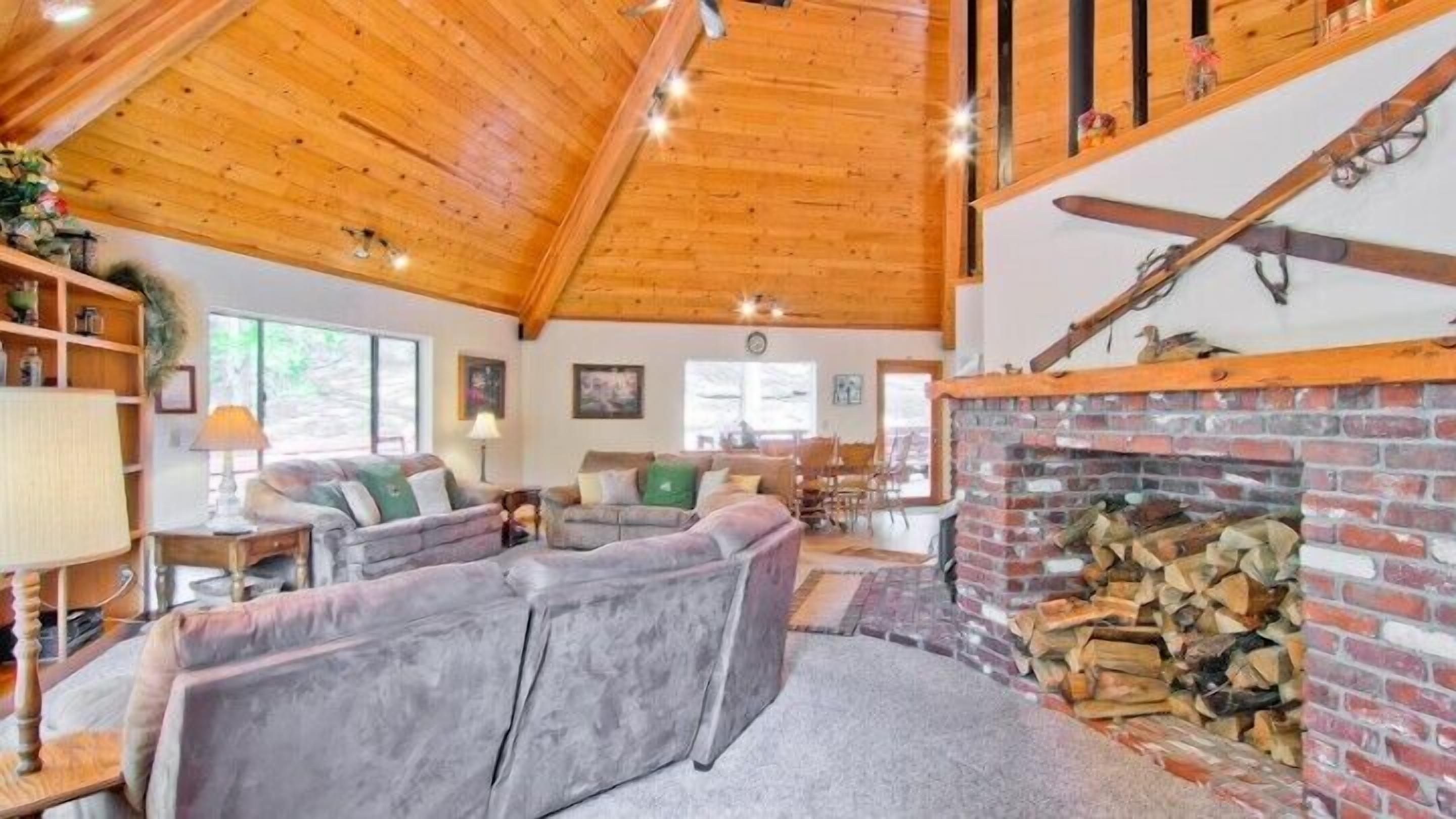Cabin | Living room | TV, fireplace