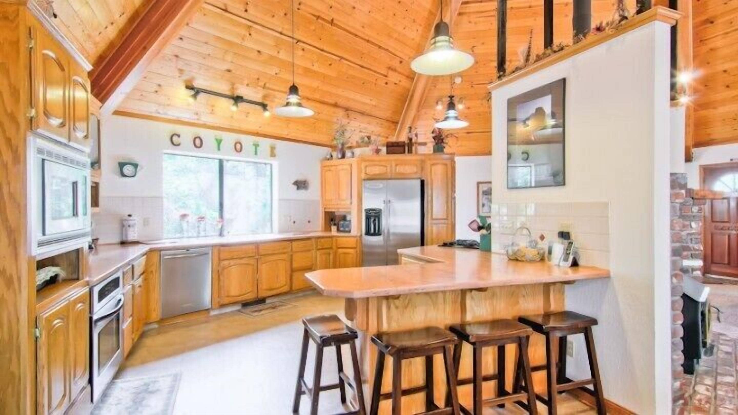 Cabin | Private kitchen | Full-size fridge, microwave, oven, dishwasher