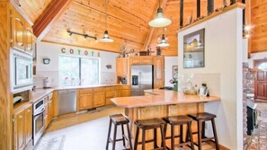 Cabin | Private kitchen | Full-sized fridge, microwave, oven, dishwasher