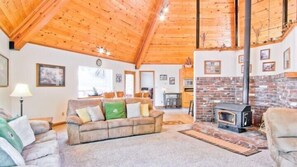 Cabin | Living room - Scenic Wonders Coyote Creek 3 Bedrooms (Yosemite National Park)