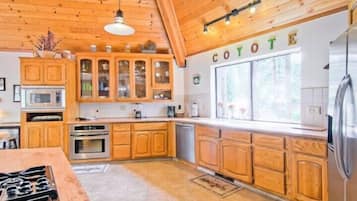 Cabin | Private kitchen | Full-sized fridge, microwave, oven, dishwasher