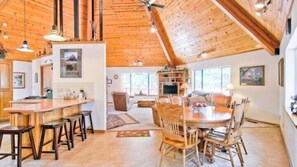 Cabaña | Cocina privada | Refrigerador con congelador, microondas, horno y lavavajillas