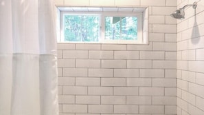 Ferienhütte | Badezimmer | Badewanne und Dusche (separat), Handtücher