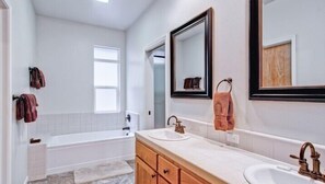 Cabin | Bathroom | Separate bathtub and shower, jetted bath, towels