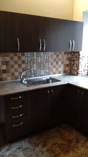 Réfrigérateur, micro-ondes (sur demande), plaque de cuisson