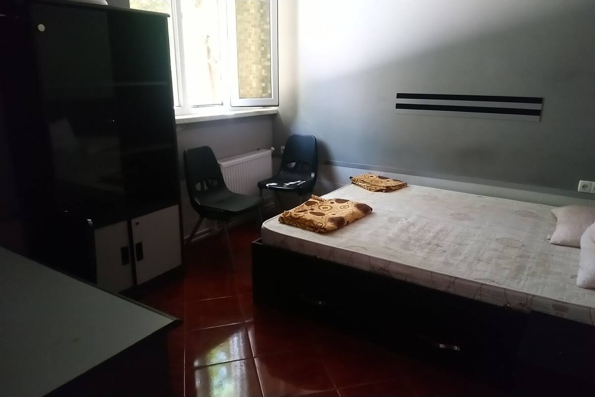 Desk, WiFi (free)