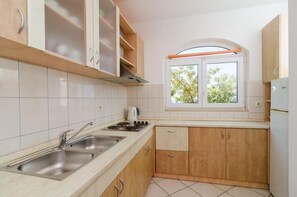 Kjøleskap, mikrobølgeovn, ovn og kokeplater