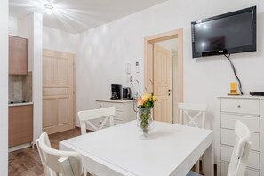 Dining - Apartments Villa Kameja - One Bedroom Apartment with Balcony and Nature Reserve View (Zeleni) (Okrug Donji)