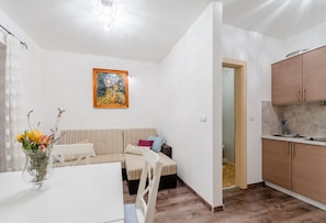 TV - Apartments Villa Kameja - One Bedroom Apartment with Balcony and Nature Reserve View (Zeleni) (Okrug Donji)