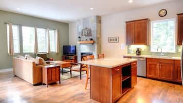 Cabin | Private kitchen | Full-size fridge, microwave, oven, dishwasher