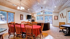 Cabin (Explorer Retreat) | Makan dalam bilik
