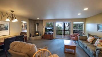 Cabin (Falcon's Nest) | Living room | Flat-screen TV, fireplace