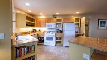 Cabin (Falcon's Nest) | Private kitchen | Full-size fridge, microwave, oven, dishwasher