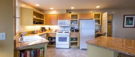 Cabin (Falcon's Nest) | Private kitchen | Full-size fridge, microwave, oven, dishwasher