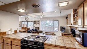 Cabane (Fiske Cabin) | Cuisine privée | Grand réfrigérateur, micro-ondes, four, plaque de cuisson