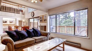 Kabin (Fiske Cabin) | Ruang keluarga