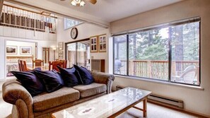 Stuga (Fiske Cabin) | Vardagsrum | Platt-tv, eldstad och dvd-spelare