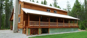 Papa's Place - En bortgjemt innsjø foran eiendommen i utkanten av Whitefish