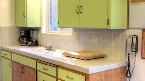 Cabin (Hawks Nest Lodge) | Private kitchen | Full-size fridge, microwave, oven, coffee/tea maker - Scenic Wonder Hawks Nest Lodge 3 Bedroom (Yosemite National Park)