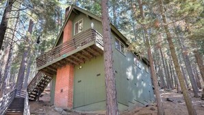 Front of property - Scenic Wonder Hawks Nest Lodge 3 Bedroom (Yosemite National Park)