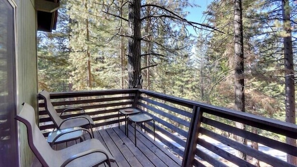 Terrace/patio - Scenic Wonder Hawks Nest Lodge 3 Bedroom (Yosemite National Park)