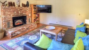 Cabin (Hawks Nest Lodge) | Living room | TV, fireplace, DVD player - Scenic Wonder Hawks Nest Lodge 3 Bedroom (Yosemite National Park)
