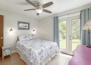 2 habitaciones, escritorio y tabla de planchar con plancha 