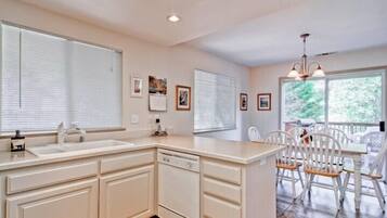 Cabin (Hikers Hideaway) | Private kitchen | Full-size fridge, microwave, oven, dishwasher