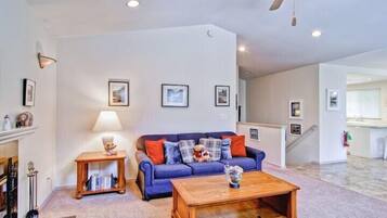 Cabin (Hikers Hideaway) | Living room | Flat-screen TV, fireplace