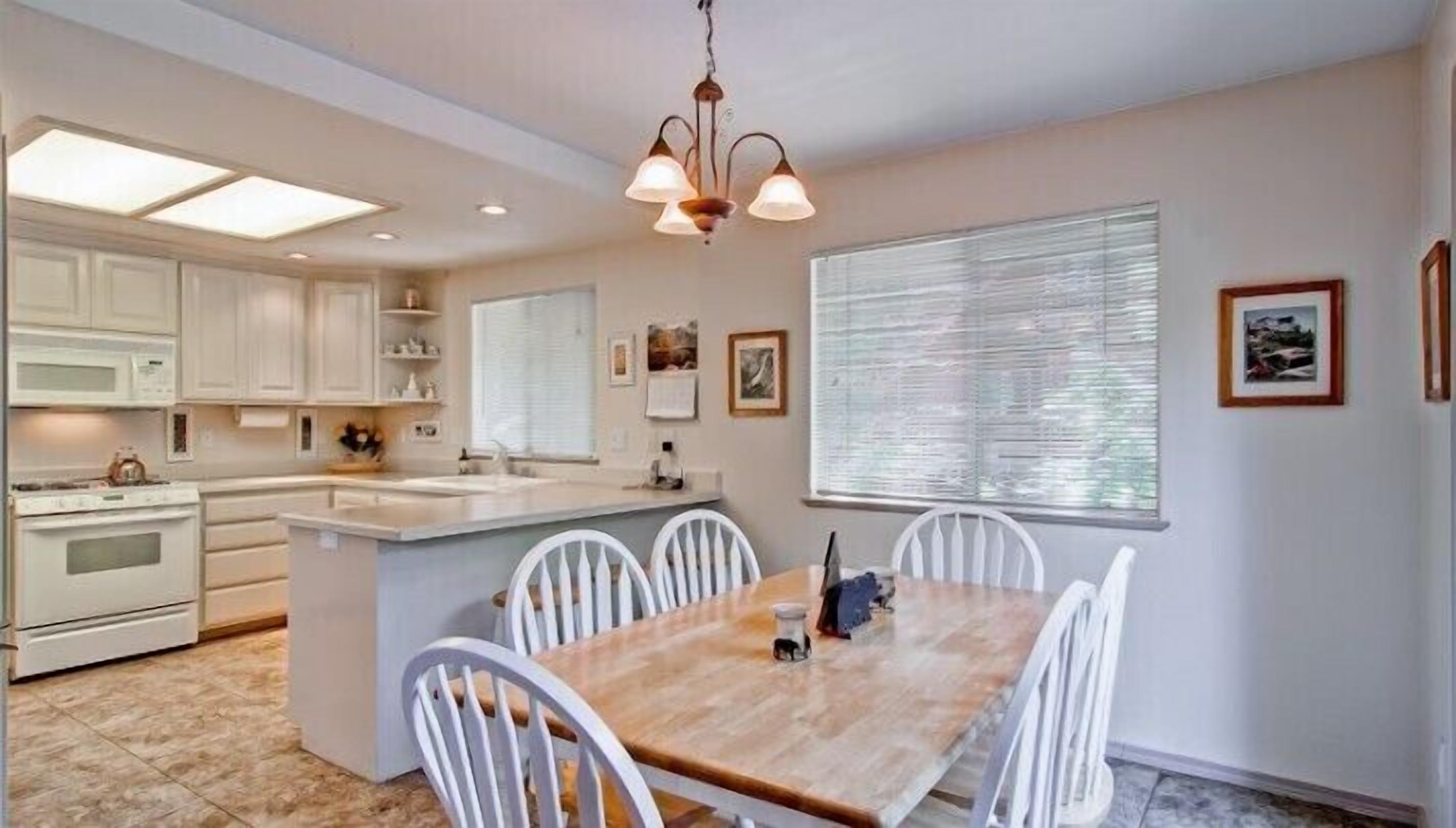 Cabin (Hikers Hideaway) | In-room dining