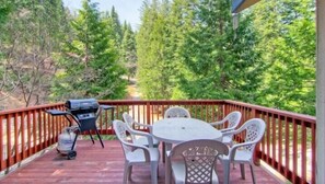 Terrace/patio - Scenic Wonders Hikers Hideaway 3 bedroom (Yosemite National Park)