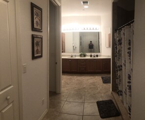 Combined shower/bathtub, jetted bath, hair dryer, towels