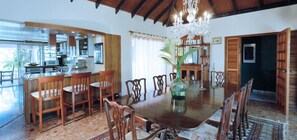 Een kookplaat, een vaatwasser, kookgerei, borden en bestek