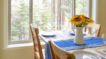 Cabin (Juniper Retreat) | In-room dining