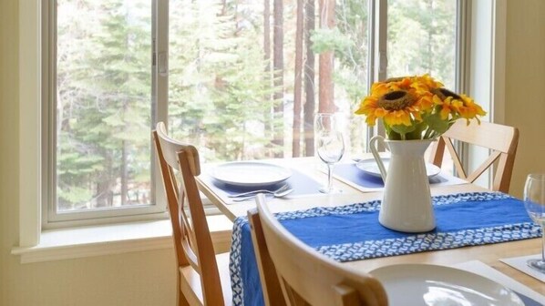 Cabin (Juniper Retreat) | In-room dining