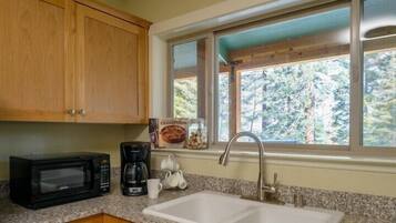 Cabin (Juniper Retreat) | Private kitchen | Coffee/tea maker, full-sized fridge, microwave, oven