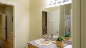 Cabane (Juniper Retreat) | Salle de bain | Ensemble douche/baignoire, serviettes fournies
