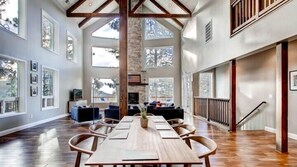 Cabin (Kildrummy Lodge) | In-room dining - Scenic Wonders Kildrummy Lodge 3 Bedroom (Yosemite National Park)