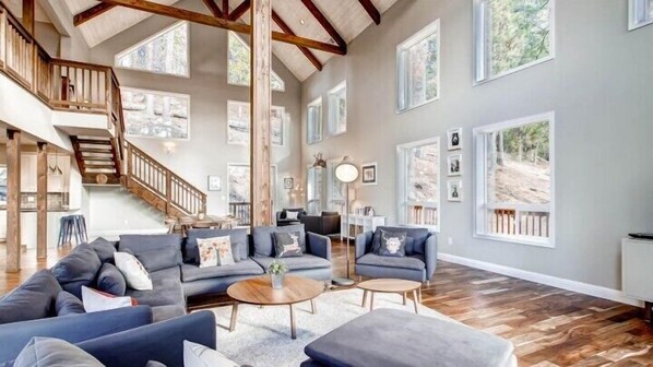 Cabin (Kildrummy Lodge) | Living area | Fireplace, video-game console - Scenic Wonders Kildrummy Lodge 3 Bedroom (Yosemite National Park)