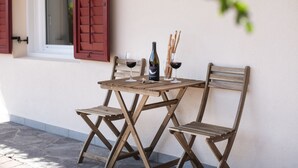 Un conjunto de mesa y sillas de madera frente a una pared con una ventana.