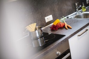 Fridge, oven, stovetop, dishwasher