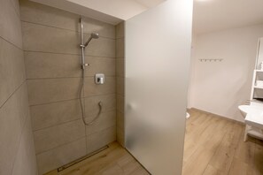 Douche, sèche-cheveux, bidet, serviettes fournies