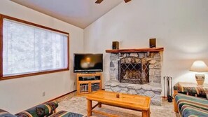 Cabin | Living room | Flat-screen TV, fireplace - Scenic Wonders Little Sport 2 Bedrooms (Yosemite National Park)