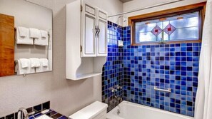 Cabin | Bathroom | Combined shower/bathtub, towels - Scenic Wonders Muir House 3 Bedrooms (Yosemite National Park)