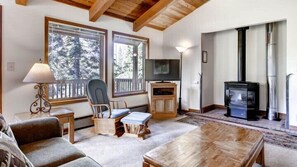 Ferienhütte | Wohnzimmer | Flachbildfernseher, Kamin, DVD-Player