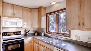 Cabin | Private kitchen | Full-size fridge, microwave, oven, dishwasher