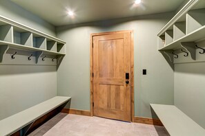 Interior - Stunning downtown 8 bed 6.5 bath, hot tub, pool table, steam room, gas fire pit (Breckenridge)