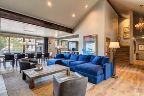 Living area - Stunning downtown 8 bed 6.5 bath, hot tub, pool table, steam room, gas fire pit (Breckenridge)
